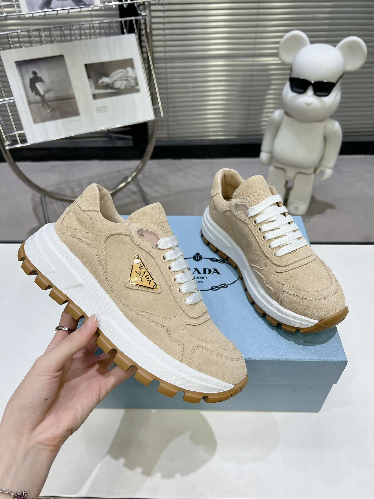 👟👟Ex-factory price 580👟👟 PRADA ²⁰²4 𝐬𝐬Prada’s new product comes with strength! ❣️Many Internet celebrities have the same style, fashionable and versatile nice items, original shoes are developed and purchased from Italian counters, and are reproduced 1:1 according to the original taste. This year’s theme is not to be defined, embodying texture through simplicity💛From thick-soled sneakers to zigzag short boots to 2024 flat shoes, everything reveals a sure-fire momentum...combining gentleness and handsomeness, the finishing touch for women❤️ The top-grade open-edge beaded cowhide with imported cowhide triangle logo is consistent with the original version, the wear-resistant and ultra-light two-color outsole, and the sheepskin lining are breathable and comfortable. ⚛Size: Women's 34-40 ⚛Size: Men's 39-45 Original packaging accessories. ⚛